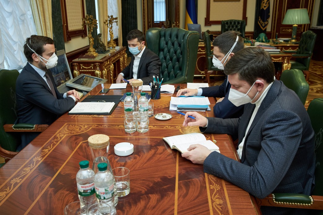 В Офисе президента Украины считают, что за решениями КСУ по декларированию стоит ряд политических групп.