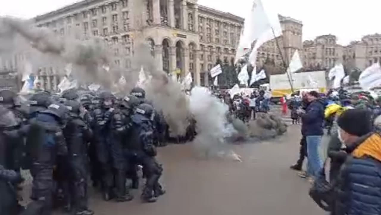 В Киеве протесты ФОПов переросли в столкновения с полицией