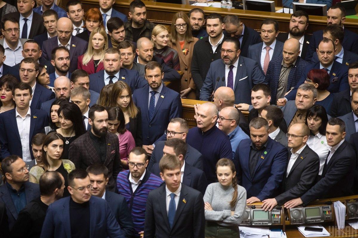 Приблизно сотня депутатів відстоюють інтереси Ахметова, ще 70 — Коломойського