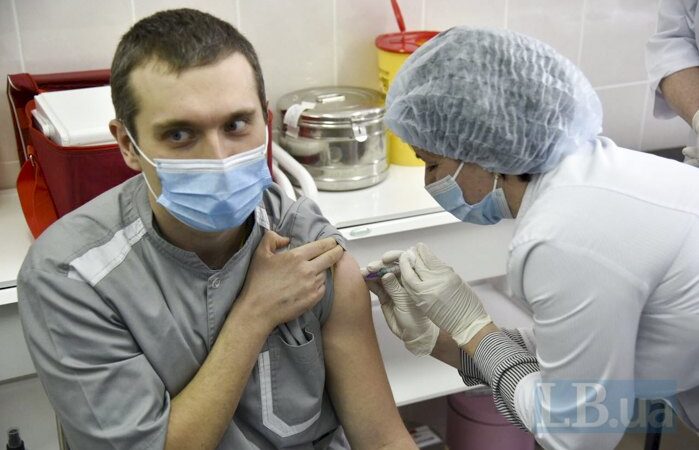 В Україні зробили перше щеплення від коронавірусу