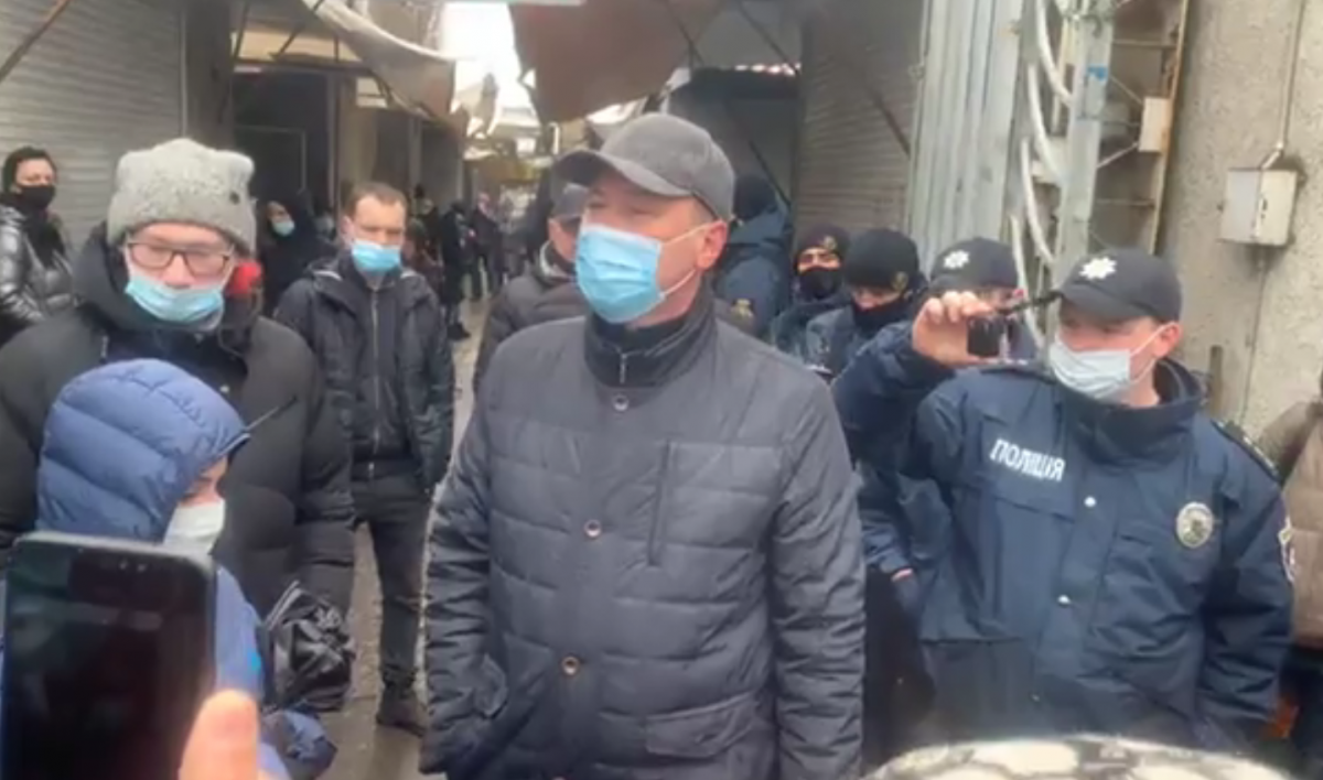 У Миколаєві торговці прогнали з ринку поліцію, яка забороняє працювати в локдаун