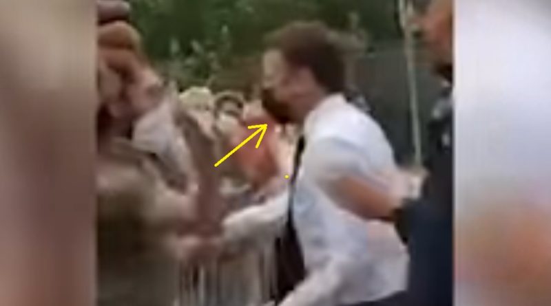 Президент хотів подати йому руку, а чоловік дав йому ляпаса, від чого той впав на землю. Відео