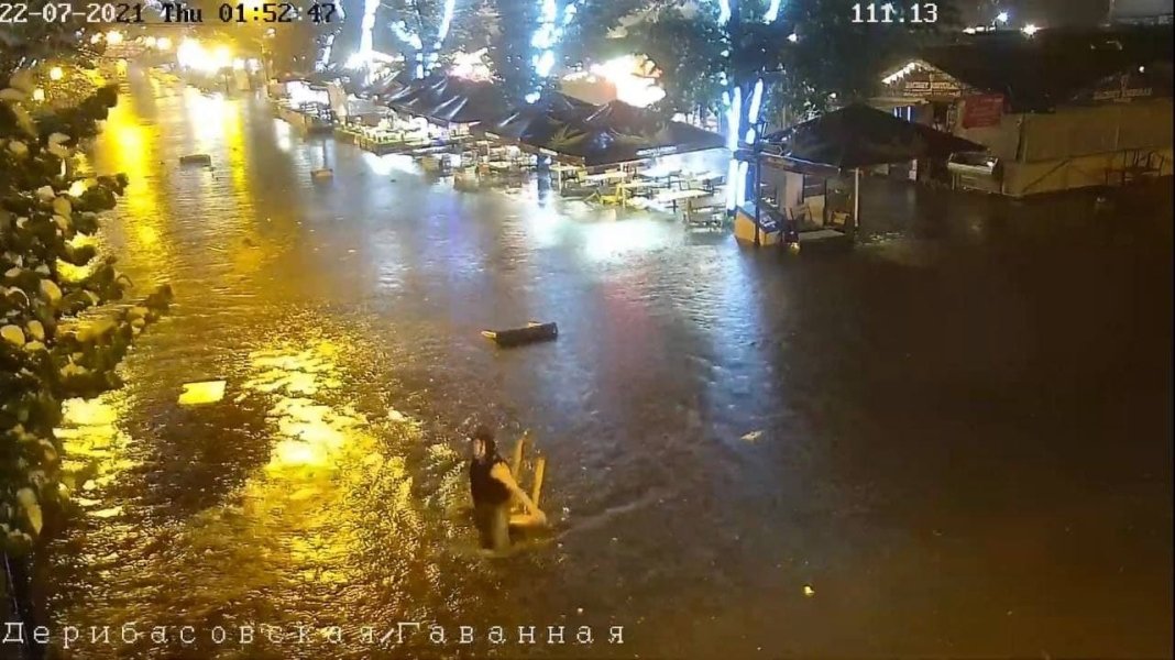 Людей зносило потоком води. Одесу накрила потужна злива: затопило Дерибасівську, (фото, відео)