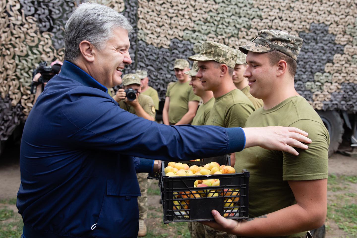 Порошенко знову відправився в “гастрономічний тур ′′ на Донбас. Цього разу експрезидент замість полуниці та черешні відвіз абрикоси воїнам ЗСУ.