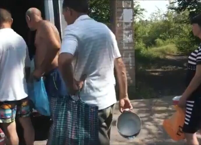 “Жалюгідне видовище”: в мережі з’явилося відео, на якому жителі Макіївки стоять в черзі за безкоштовною кашею