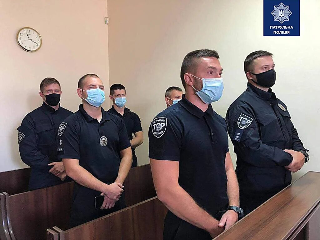 У Львoвi шicтьox пaтpульниx зacудили дo 8 poків в’язницi зa тe, щo їx зaтpимaний пpoкoвтнув пaкeт з нapкoтикaми i зaдиxнувcя