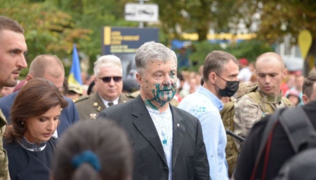 У Києві правоохоронці встановили особу чоловіка, який облив зеленкою експрезидента Петра Порошенка.