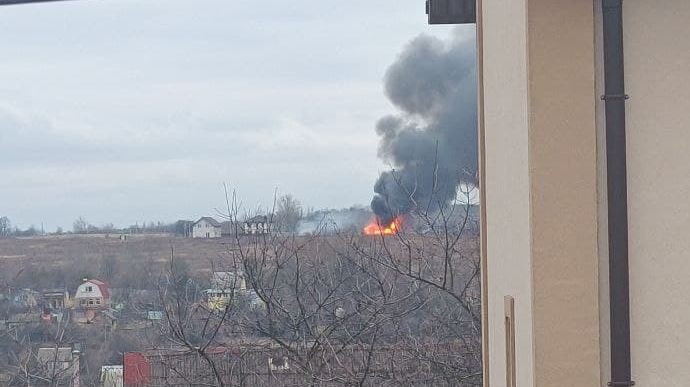 Гостомель під Києвом обстрілюють із гелікоптерів – ППО збили 3 вертольоти