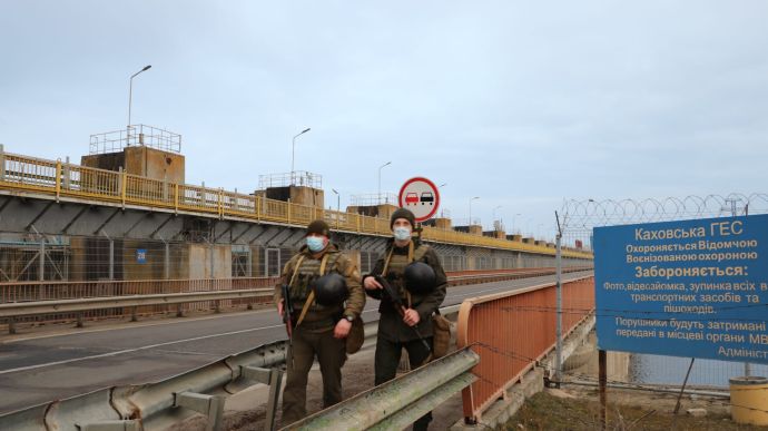 Каховську ГЕС захопили окупанти, стоять танки