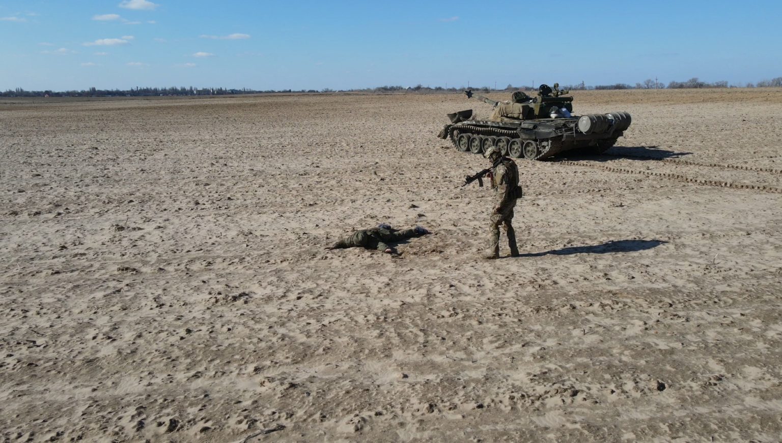Російський солдат здав Україні танк за винагороду. І здався сам