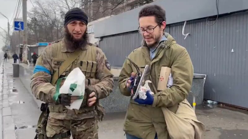 Кримські татари з батальйону “Крим” повернули вкрадений росіянами ноутбук його власнику