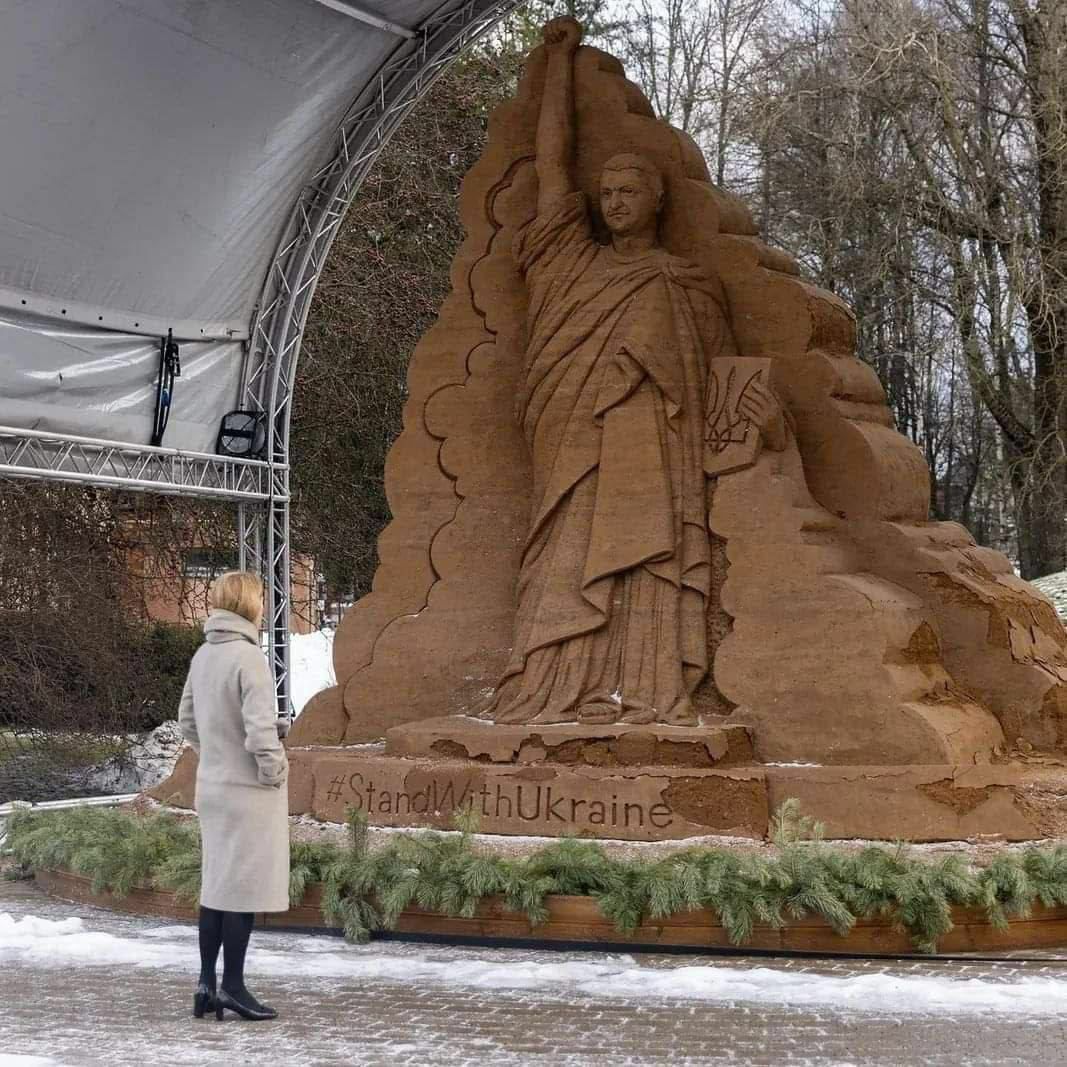 В Естонії встановили гігантську скульптуру Зеленського у стилі статуї Свободи. Вона пробуде до перемоги України